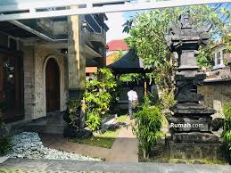 Terletak di kalangan elit, komplek townhouse ini memiliki danau asri yang bisa diakses di belakang rumah irish bella dan ammar zoni. 80 Foto Gambar Rumah Orang Bali Terlihat Keren