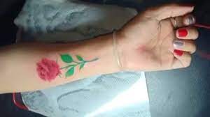 Ia pergi ke klinik kecantikan windland medis di mong kok, hong kong dan. Tato Bunga Mawar Gambar Tato Keren Di Tangan Wanita Youtube
