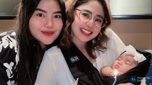 Potret Dewi Perssik Momong Baby Nawla ke Mal Bareng Rosa Meldianti: Cucu  Oma Sayang