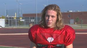Homecoming king passes crown to friend