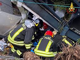 Alpine rescue service/handout via reuters.) אסון הרכבל בסטרזה: Rctuwoakh3oqgm