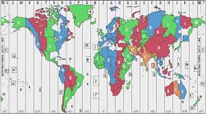 Liniile de latitudine sunt trasate paralel cu ecuatorul, 0° fiind chiar ecuatorul, iar 90° polul nord si, respectiv, sud. Harta Fusurilor Orare