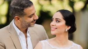 شاركت الفنانة بسنت شوقي متابعبها صورة جديدة لها من حفل عقد قرانها ليلة أمس على الفنان محمد فراج، عبر حسابها. 0teoir44clloom