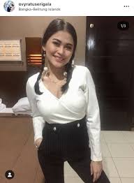 Namun, bedanya sosok anya yang lekat dengan imej seksi berpose menggoda mengedipkan mata. Transformasi Tampilan Ovi Eks Duo Serigala Dari Gadis Desa Hingga Wanita Ibu Kota Skanaa
