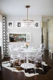 Chaises De Cuisine En Plastique Transparent Qui Laisse De La Place Aux Autres Elements De La Pie Ghost Chairs Dining Dining Room Inspiration Modern Dining Room