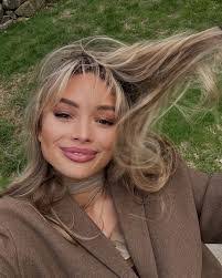 Natalie Lind's Instagram, Twitter & Facebook