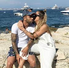 Si sur le terrain, c'est effectivement une catastrophe depuis. Gabigol And Rafaella Cuddle Up By The Seaside After Her Brother Neymar Moves To The City Of Love