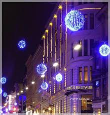 Auch für den christbaum haben wir natürlich weihnachtsbeleuchtung in unterschiedlichen ausführungen. Josefstadter Strasse Die Weihnachtsbeleuchtung Erstrahlt Wieder Josefstadt