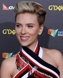 Ein kurzer ausschnitt kann mit einer seitlich gekehrten stirnlocke, strukturierten schichten, wellenförmigen verschlüssen und flachen linien durchg… Undercut Frisuren Diese Stars Stehen Auf Den Undercut Brigitte De