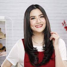 Potongan rambut standard sekitar 2cm, dan belahan rambut dibuat di samping, sehingga rambut disisir kearah samping. 20 Model Rambut Panjang Terpopuler