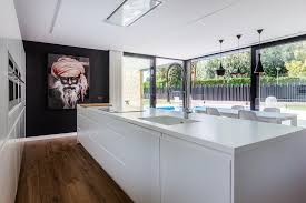 Sin lugar a dudas los aspectos económicos en este tipo de trabajos de renovación de cocinas también tienen especial importancia en la actualidad. Cocina Isla Blanca Cristal Casa De Diseno Chiralt Arquitectos Valencia
