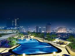 Kebanyakan orang mungkin akan menghindari berenang di hotel dan memilih berenang di kolam renang biasa karena alasan takut harus mengeluarkan uang besar atau takut diharuskan menginap juga. 8 Hotel Di Jakarta Dengan Kolam Renang Terbaik Pariwisataku