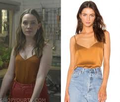 You Season 2 Episode 4 Love S V Neck Camisole Shop Your Tv In 2020 Celebrity Outfits Meghan Markle Outfits Outfits Verano