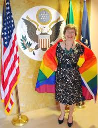 L'ambasciata e i consolati degli stati uniti in italia non sono al momento in grado di riprendere i servizi di visto ordinari per immigrati e non immigrati. La Console Americana Avvolta Nella Bandiera Arcobaleno Per Il Milano Pride La Repubblica