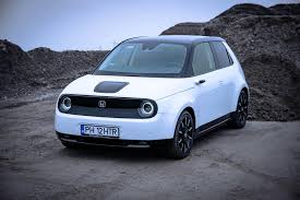 Descubre su última tecnología, carácter deportivo con diseño único y libre de emisiones aquí. 2021 Honda E A Retro And Cool Electric Car