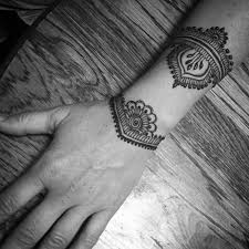 Rock gorgeous delicate gold henna tattoos on your hand and wrist and continue it to the fingers on the arm or both! 90 Henna Tattoo Ideen Neueste Trends Und Wunderschone Motive