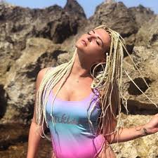Retour de plage vive les cocotiers (c'est moche ce truc sur mon tel kelly vedovelli fête ses 28 ans : The Swimsuit Sunkissed Kelly Vedovelli On The Account Instagram Of Kellyvedovelli Spotern