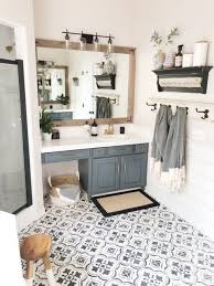 Banyoda doğal ahşap kullanımına tereddütle bakanlar öncelikle bu aralıklı ahşap banyo dolap yerleşimi sunan banyo tasarımları ile estetik banyolar oluşturabilirsiniz. Banyo Dolabi Modelleri Permolit Ile Banyo Dolap Fikirleri Banyo Ic Dekorasyonu Rustik Banyolar Ev Icin