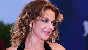 Claudia gerini a cuore aperto. Claudia Gerini Compie Gli Anni E Presenta Simon Alle Figlie Aciclico Com