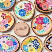 Das Bild Kann Enthalten 1 Person Dessert Und Essen Drewno Basteln Mit Holzscheiben Baumscheiben Gestalten Kunst Auf Holz