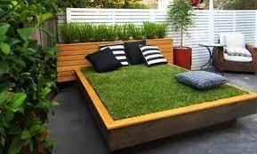 Die große küche ist der lebendige treffpunkt im haus. Bett Aus Paletten Und Gras Im Garten Anlegen Freshouse