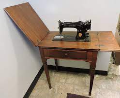 These beautiful machines have evolved over the years but are still quality also plays an important part in the value of the model. 1947 Singer Electric Sewing Machine In Cabinet Works Well Ah026959 Antique Sewing Table Antique Sewing Machines Singer Sewing Machine