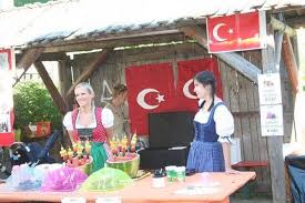 2600 kişinin yaşadığı küçük türk köyü, türklere olan aşırı hayranlıkları ve türklerin yaşayış tarzını. Avrupa Da Turk Koyleri Italya Nin Moena Koyu Moena El Turco