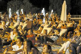 Cinema, sunsets, concertos e ginástica serão algumas das atividades que serão levadas a cabo até ao mês de outubro. Cinema Na Praia Urbana Atraiu Muitos Visitantes Jornal Do Ave