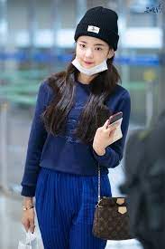 경찰은 a 씨와 리아 측 모두를 불러 조사했다면서, a씨가 허위사실이 아닌 자신의 경험을 근거해 글을 썼다고 밝혔습니다. Itzy ìžˆì§€ ë¦¬ì•„ ì‚¬ë³µ íŒ¨ì…˜