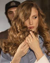En çok saç rengini merak ediyorduk, meğer hiç boya yokmuş! Serenay Sarikaya Sac Rengi