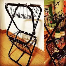 100 円ショップに売っている小さな折りたたみの簡易パイプ椅子をリメイクして おしゃれなインテリアをdiyするのが最近流行っているのをご存知でしょうか パイプ椅子の座面の部分を取り払って 収納に便利なボックスやミニ テーブルを手作りできるんですよ 100均素材
