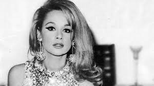 Το ετήσιο μνημόσυνο στη μνήμη της αλίκης βουγιουκλάκη τελέστηκε στο 'α νεκροταφείο, παρουσία συγγενών και θαυμαστών της εθνικής σταρ, που έφυγε από τη ζωή πριν από 25 χρόνια. Alikh Boygioyklakh 23 Xronia Apo Ton 8anato Ths Video Nea Selida