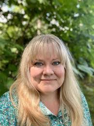 Polly Wall's Instagram, Twitter & Facebook