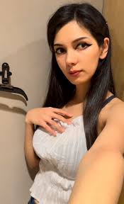 Me encontré esta foto en mi cel 😬 ese día fui a comprar ropa, cuando me  miro al espejo hago muchas poses con la ropa para ver si si me convence  jajaj