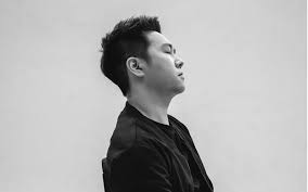 Sinh ra tại thủ đô hà nội trong một gia đình giàu truyền thống nghệ thuật, cha là văn công và mẹ là nghệ sĩ hát chèo, lệ quyên sớm bộc lộ năng khiếu bẩm sinh về âm nhạc ngay từ khi còn ở độ tuổi nhi đồng. Tiá»ƒu Sá»­ Ca SÄ© Le Hiáº¿u NgÆ°á»i Ná»•i Tiáº¿ng NgÆ°á»i Ná»•i Tiáº¿ng