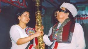 எம்.ஜி.ஆர் வாழ்க்கை வரலாறு: ஜெயலலிதாவின் அரசியல் வளர்ச்சியை கண்டு எம்.ஜி.ஆர் பொறாமைப்பட்டாரா? - BBC News தமிழ்