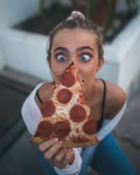 Pizza Portrat Vintage Retro Vibes Inspiration Model Pose Foto Idee Fotografie Food Photoshoot Pizza Day Pizza Photo