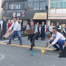 蔡英文はinstagramを利用しています 一起上街玩耍吧 漏接毽子沒關係 手上沾滿泡泡也沒關係 和小朋友玩 玩得開心最重要 謝謝 還我特色公園行動聯盟 林智堅 鄭宏輝昨天在新竹陪我一起跟小朋友們玩