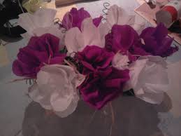 Offrir des fleurs en papier crépon ou en soie est un cadeau personnalisé que votre maman va beaucoup apprécier, donc, n`hésitez pas la surprendre! Centre De Table Fleur Papier Crepon Maison Et Deco Accessoires Par Lescreadenini