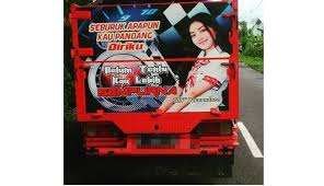 Tulisan yang ada pada bak truk kerap menarik perhatian. 10 Wajah Artis Dan Tulisan Kocak Di Belakang Truk Ini Dijamin Bikin Senyum Senyum Sendiri Boombastis
