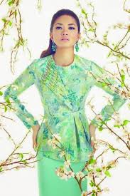 Hari raya aidilfitri pertama disambut oleh umat islam selepas berlakunya perang badar pada 17 ramadhan tahun ke 2 hijrah, ketika pertama kali 6. Fazura Menggayakan Pakaian Innai Red Untuk Hari Raya 2014 Full Kontrobasi Dan Gosip Busana Batik Gaun Batik Peplum Outfit