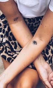 30 Tatouages Minimalistes Pour Enfin Sauter Le Pas Tatouage Oeil Tatouages Minimalistes Tatouage