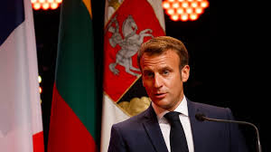 It is a straight bar (¯) placed above a letter, usually a vowel. Macrons Illusion Mit Putin Frieden Schaffen Zu Konnen