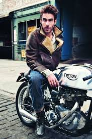 Sa doublure imprimée de cartes du monde en fait une pièce unique et remarquable. Ridiculously Perfect Bike Jacket Hair Ugh Blouson Aviateur Homme Hommes En Moto Mode Homme