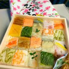 Beautiful Osaka Style Sushi Most Sushi Served In America Is Tokyo Style Edomaezushi But There Is Osaka Style Too Photo By Hiromi Japan Food Sushi Food