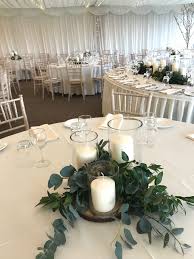 Wedding Table Floral Arrangement On A Wooden Log Base Table Floral Arrangements Wedding Table Centerpieces Log Table Decorations