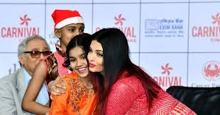Aishwarya Rai Bachchan Plays Santa Claus In Red Lehenga For Cancer Survivors Aishwarya rai, 11 kasım 1973'de hindistan'ın karnataka eyaletinin mangalore şehrinde doğdu.