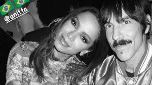 Anthony Kiedis, vocalista do Red Hot Chili Peppers, e Anitta se reúnem no  Rio