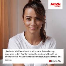 Sabrina findet es wichtig, dass wir verstehen: Behinderungen sind  verschieden und Barrieren sind eben auch unterschiedlich. Kaputte oder  fehlende Aufzüge, Treppenstufen, Ampeln ohne Blindensignal... manche  Barrieren sind sichtbar. Aber viele sind es