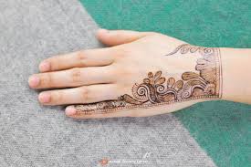 نقش الحناء باليد على الطريقة العربية تصميم الحناء للفتيات العربيات الجميلات على الطراز العربي Henna Hand Tattoo Mehndi Designs Henna